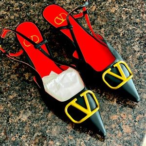 New VALENTINO Garavani size 42 black/gold